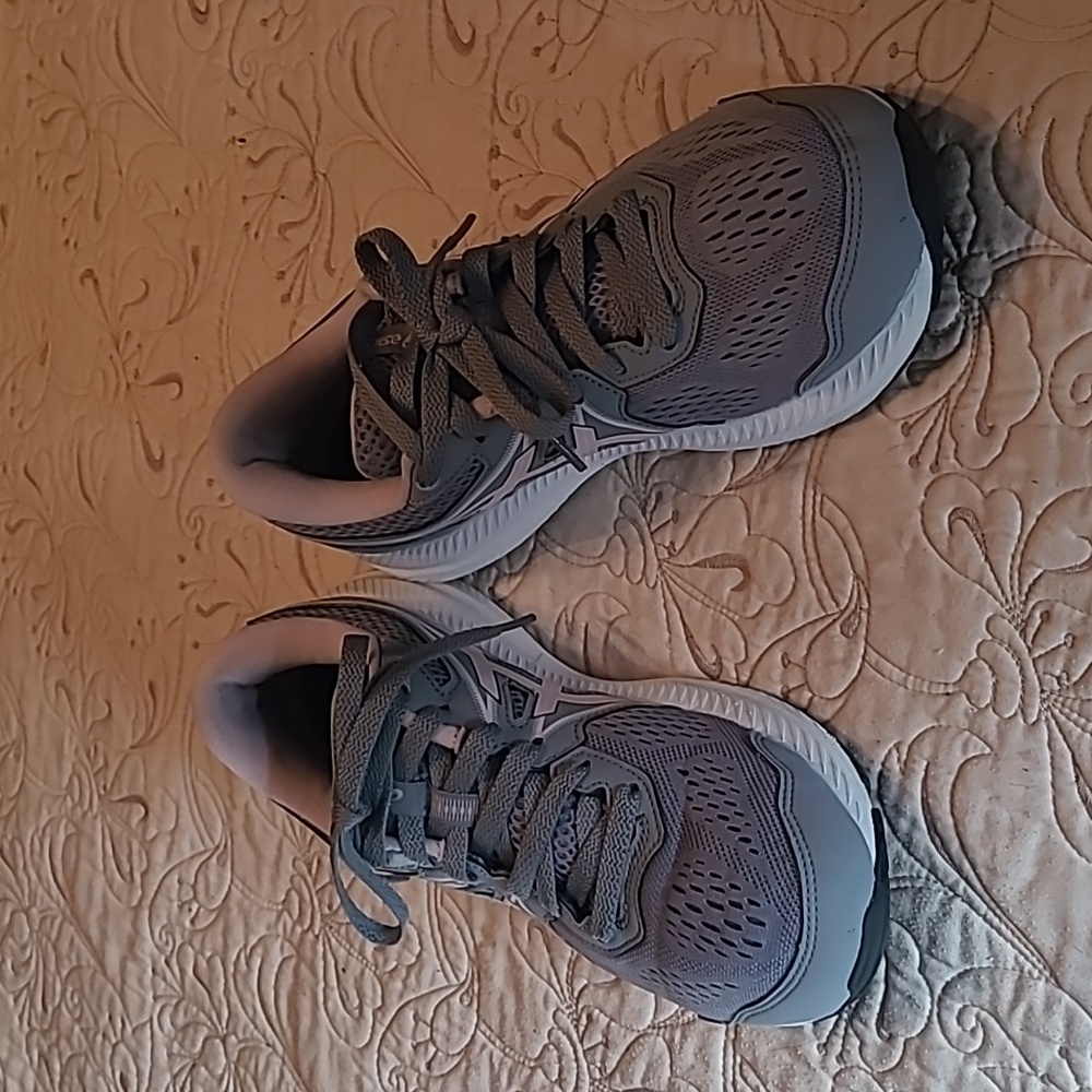 Asics sz 9 gel-contend running shoes.